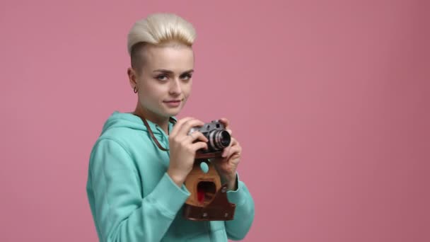 Retrato Mulher Caucasiana Com Expressão Facial Feliz Jovem Sessão Fotografia — Vídeo de Stock