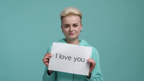 Porträtt Ung Kaukasisk Kvinna Med Optimistiska Ansiktsuttryck Leende Blonda Håriga — Stockvideo