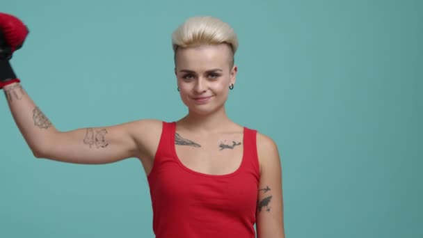 Ukraina Październik 2022 Portret Młodej Białej Kobiety Czerwonych Rękawiczkach Bokserskich — Wideo stockowe