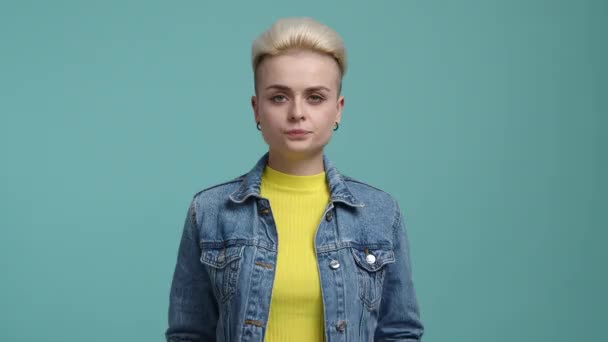 Närbild Kvinna Som Godkänner Vissa Åtgärder Vacker Flicka Med Blont — Stockvideo