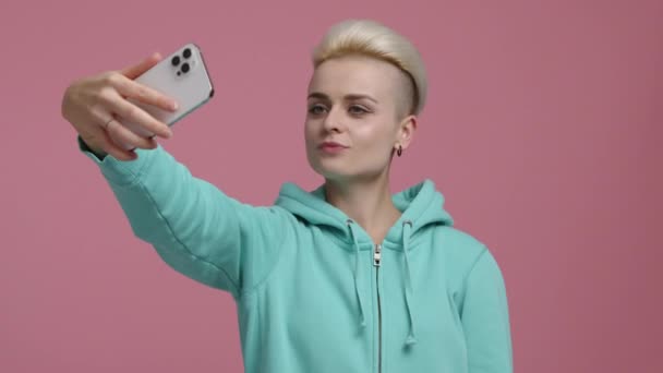 Blank Blond Meisje Van Met Een Telefoon Terwijl Selfie Nam — Stockvideo