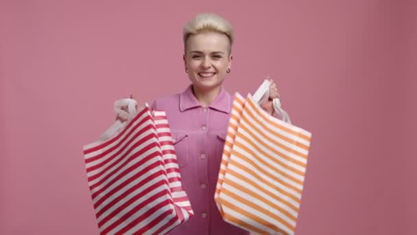 Porträtt Kvinnliga Shopaholic Känsla Glad Och Glad Blond Hårig Flicka — Stockvideo
