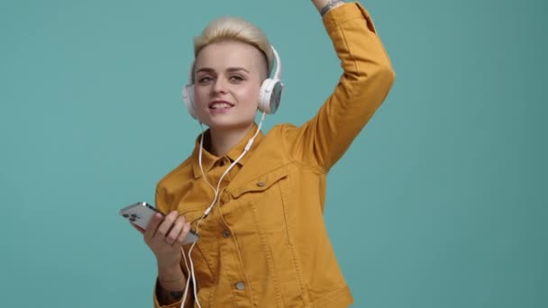Menina Caucasiana Amarelo Roupas Casuais Ouvindo Música Com Olhos Fechados — Vídeo de Stock