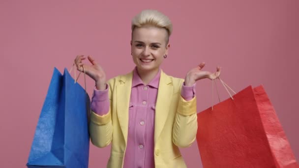 Blondynka Niosąca Kolorowe Torby Okazyjnej Wyprzedaży Zbliżenie Szczęśliwej Uśmiechniętej Kobiety — Wideo stockowe