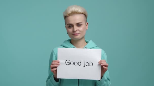 Portret Dziewczyny Optymistycznym Wyrazem Twarzy Biała Kobieta Blond Włosami Białą — Wideo stockowe
