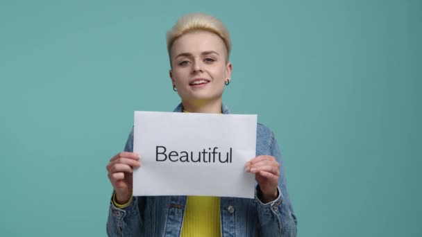 Zbliżenie Kaukaską Blondynkę Uśmiechniętą Radosną Kobieta Pozytywnym Wyrazem Twarzy Trzymająca — Wideo stockowe