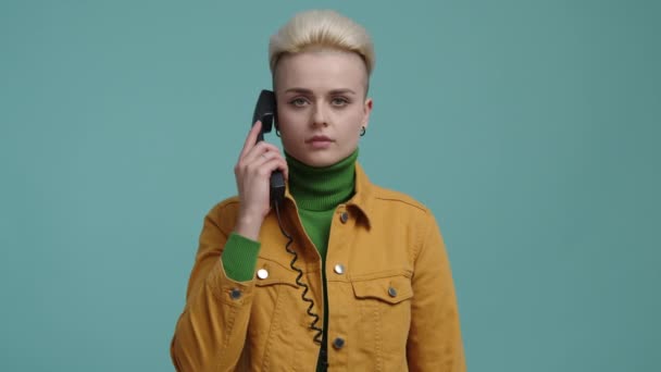 Mladá Žena Používá Telefon Vesele Směje Portrét Dívky Okouzlujícím Úsměvem — Stock video