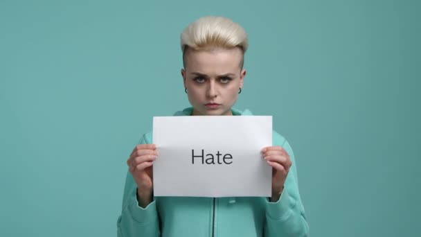 Крупный План Молодой Блондинки Держащей Белую Карточку Агрессивным Выражением Лица — стоковое видео