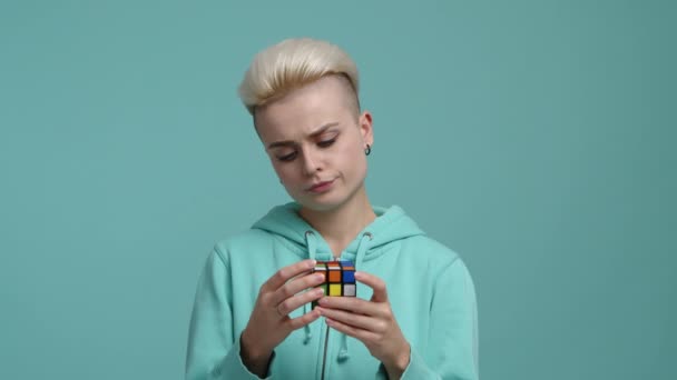 걱정하는 여자가 퍼즐을 장면을 클로즈업으로 찍었습니다 아름답고 대여성 루빅스 큐브를 — 비디오