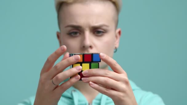 Stylowe Kobiece Tysiąclecie Trzymające Puzzle Portret Blondynki Wyglądającej Zaniepokojoną Wkurzoną — Wideo stockowe