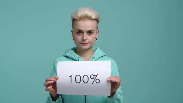 Zbliżenie Młodej Dziewczyny Pozytywnym Wyrazem Twarzy Stylowa Kobieta Krótką Fryzurą — Wideo stockowe