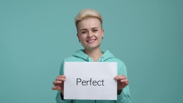 Närbild Charmig Ung Kvinna Med Ett Lyckligt Ansiktsuttryck Vacker Positiv — Stockvideo