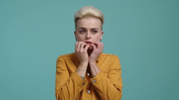 Portrét Vystrašené Ženy Krátkými Blond Vlasy Dotýkajícími Její Tváře Mladá — Stock video