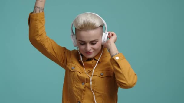 Wesoła Dziewczyna Krótkimi Blond Włosami Słuchająca Muzyki Widok Bliska Szczęśliwej — Wideo stockowe