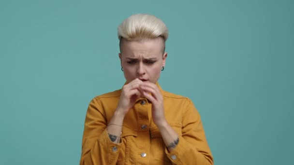 Kobieta Krótkimi Blond Włosami Kaszle Źle Się Czuje Portret Trzydziestolatki — Wideo stockowe