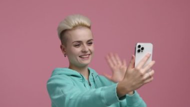 Duygusal yüz ifadesi olan 20 'li yaşlarda bir kızın yakın çekimi. Kadın blogcu takipçileri için bir video kaydediyor. Yüksek kalite 4k görüntü