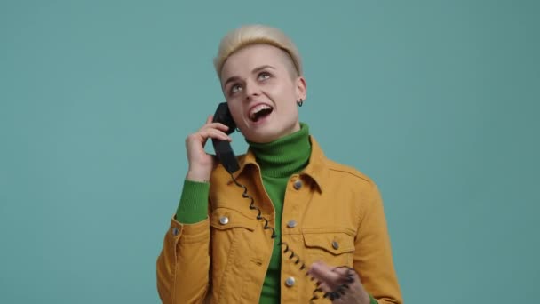 Portrét Dívky Okouzlujícím Úsměvem Mladá Žena Používá Telefon Vesele Směje — Stock video