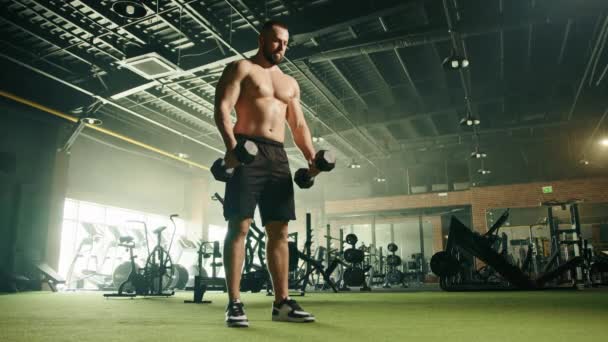 Dambıllarla Egzersiz Yapan Terli Çıplak Gövdeli Atletik Yakışıklı Bir Adam — Stok video
