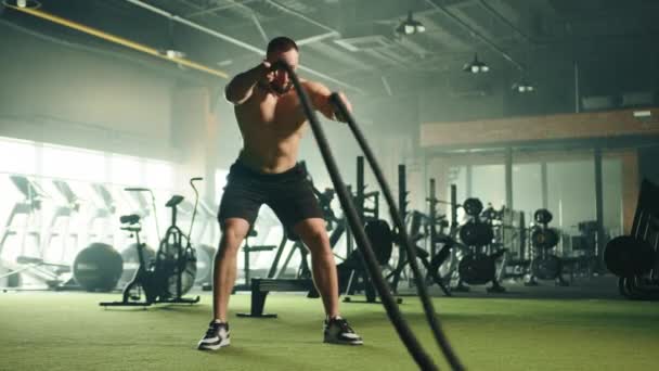 Kısa Sakallı Kısa Boylu Şortlu Kaslı Spor Salonunda Halatla Egzersiz — Stok video