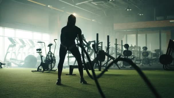 Жінка Силует Виконує Вправи Бойовій Мотузці Добре Обладнаному Тренажерному Залі — стокове відео
