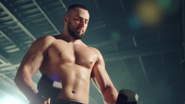 Μέτριο Κοντινό Πλάνο Του Νεαρού Αθλητή Γυμνό Κορμό Κάνει Ασκήσεις — Αρχείο Βίντεο