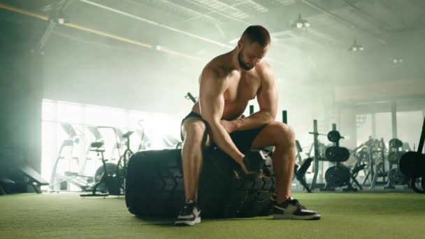 Ein Athletischer Junger Attraktiver Mann Mit Nacktem Oberkörper Sitzt Auf — Stockvideo