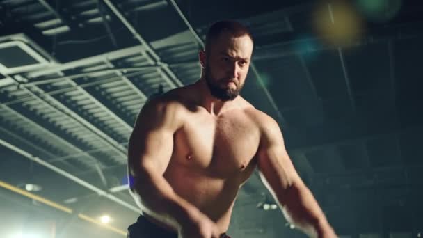 Savaş Halatıyla Egzersiz Yapan Çıplak Kaslı Genç Atletik Adamın Orta — Stok video