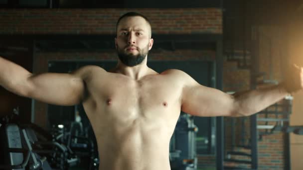 Jovem Bonito Com Tronco Muscular Mostrando Bíceps Tríceps Homem Cabelos — Vídeo de Stock
