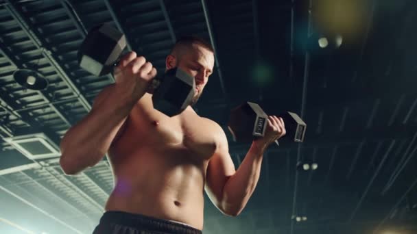 Medium Närbild Stilig Man Med Naken Överkropp Gör Hantel Biceps — Stockvideo