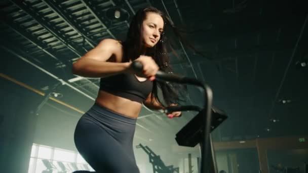 Medium Närbild Atletisk Ung Brunhårig Kvinna Tränar Luftcykel Håret Blåst — Stockvideo