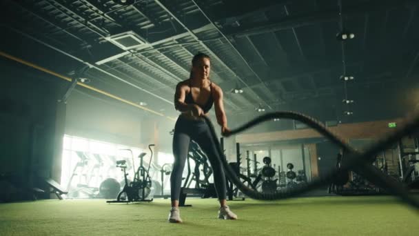 Giovane Donna Forma Che Diversi Esercizi Sulla Corda Battaglia Palestra — Video Stock