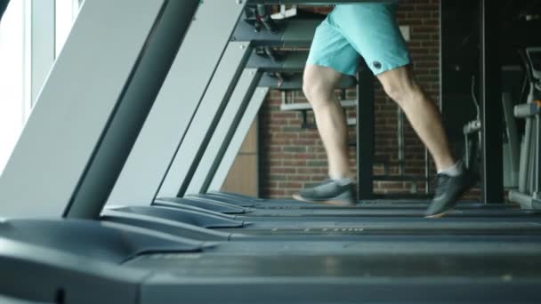 Prozess Des Laufens Auf Dem Laufband Durch Einen Athletischen Jungen — Stockvideo
