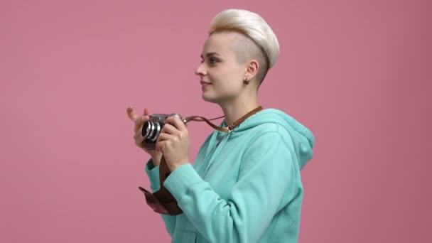 Vista Cerca Fotógrafas Profesionales Que Trabajan Interiores Chica Sonriente Alegre — Vídeo de stock