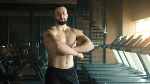 Mittlere Aufnahme Eines Gutaussehenden Mannes Mit Nacktem Muskulösen Oberkörper Der — Stockvideo