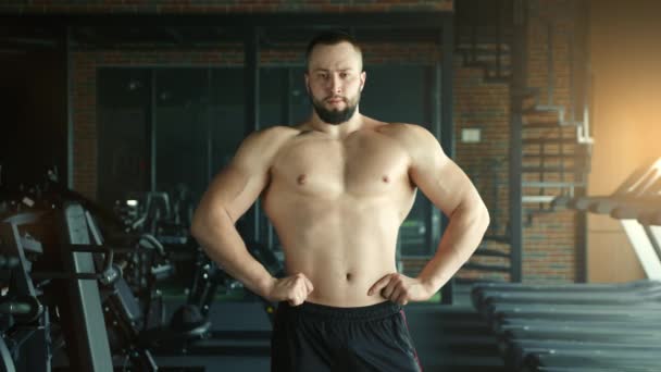 Schöner Athletischer Junger Mann Mit Nacktem Oberkörper Die Hände Auf — Stockvideo