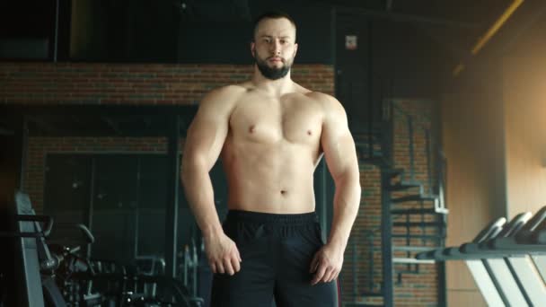Mittlere Aufnahme Eines Athletischen Attraktiven Mannes Mit Nacktem Oberkörper Fitnessstudio — Stockvideo