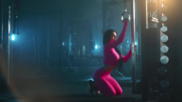 Симпатична Добре Побудована Жінка Робить Вправи Стоять Колінах Функціональному Тренувальному — стокове відео