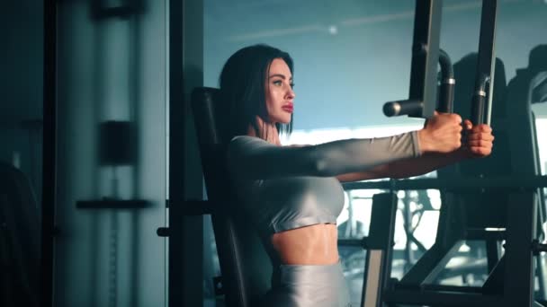 Jimnastik Salonundaki Güzel Siyah Saçlı Kadın Tarafından Göğüs Sineği Makinesinde — Stok video