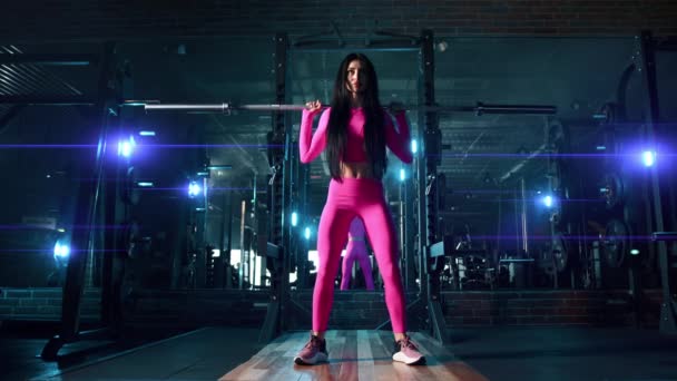 Atletická Mladá Roztomilá Žena Růžové Skintight Sportovní Oblečení Provádění Činka — Stock video