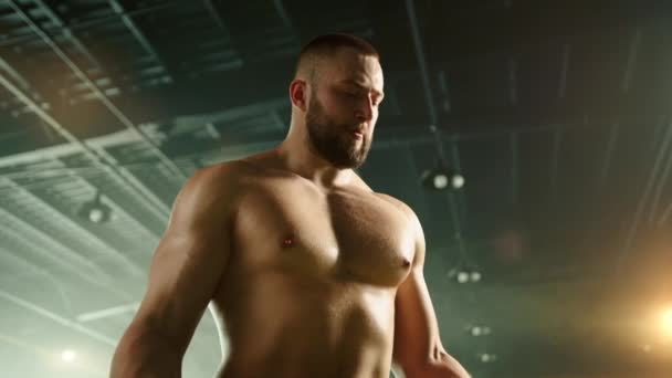 Hantelheben Durch Einen Hübschen Athletischen Jungen Mann Mit Nacktem Oberkörper — Stockvideo
