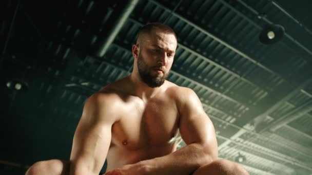 Orta Boy Çıplak Gövdeli Yakışıklı Bir Adam Spor Salonunda Oturuyor — Stok video