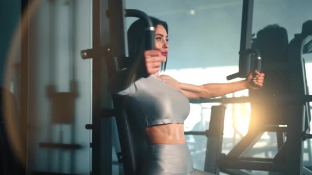 Spor Salonunda Göğüs Sineği Makinesinde Egzersiz Yapan Genç Güzel Bir — Stok video