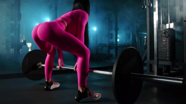 Процесс Выполнения Штанги Атлетической Женщиной Мускулистым Телом Темно Освещенном Спортзале — стоковое видео