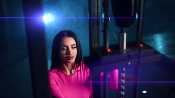 Alıştırma Kablosu Üzerinde Egzersiz Yapan Çekici Bir Kadın Karanlık Sisli — Stok video