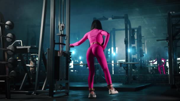 Formda Bir Kadın Karanlık Işıklı Spor Salonunda Aynanın Önünde Spor — Stok video