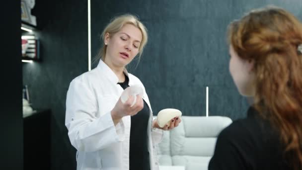 Надмірно Плечовий Знімок Блондинки Лікаря Який Показує Грудні Імплантати Пацієнтці — стокове відео