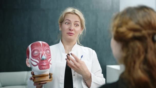 Över Axeln Skott Blond Läkare Konsultera Kvinnliga Patienten Med Huvudet — Stockvideo