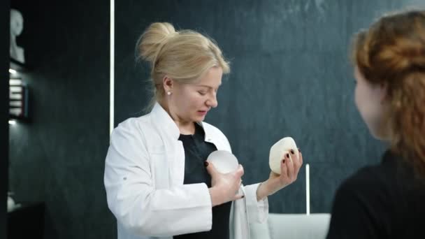 Över Axeln Skott Läkare Applicera Bröstimplantat Framför Patienten Kirurgen Håller — Stockvideo