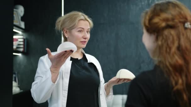 Надмірно Плечовий Знімок Блондинки Лікаря Виразно Пропонує Вибір Грудних Імплантатів — стокове відео