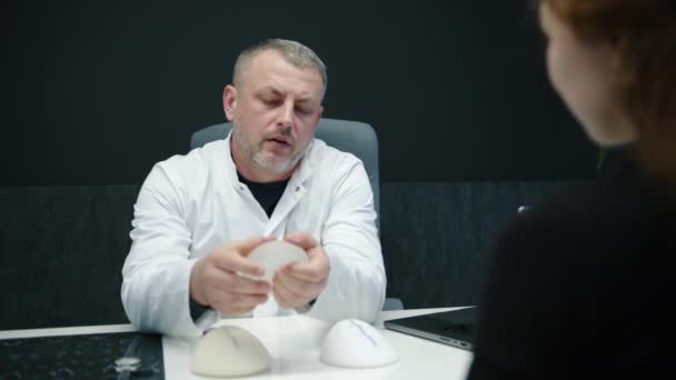 Přes Rameno Muže Šedovlasého Lékaře Konzultujícího Pacientku Prsních Implantátech Specialista — Stock video